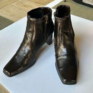 Like NEW! ETIENNE AIGNER Faux leather Ankle Boots